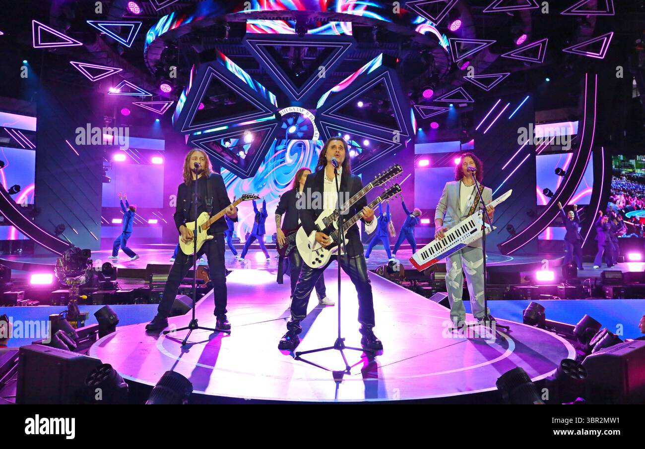 Vitebsk, Biélorussie. 10 juillet 2025. Des chanteurs se produisent lors du 34e Festival international des arts 'Slavianski Bazaar' à Vitebsk, Biélorussie, le 10 juillet 2025. Le festival a débuté jeudi à Vitebsk en Biélorussie, réunissant des interprètes, des artistes et des groupes créatifs de premier plan du monde entier. Crédit : Henadz Zhinkov/Xinhua/Alamy Live News Banque D'Images