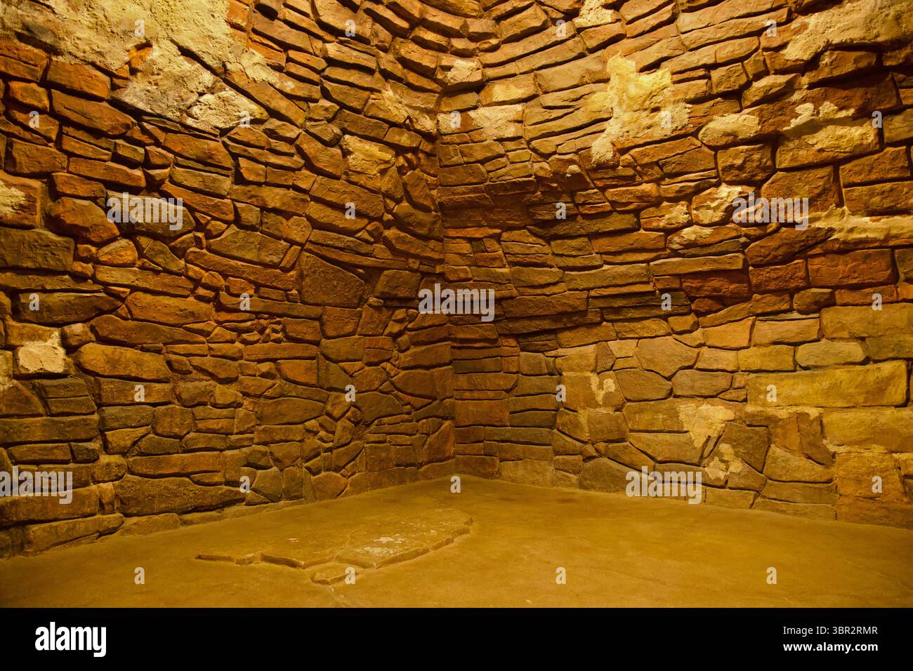 Gongju, Corée du Sud - 13 juin 2025 : une chambre reconstruite de la tombe du roi Muryeong affiche des pierres bien ajustées dans un éclairage chaleureux, showcas Banque D'Images