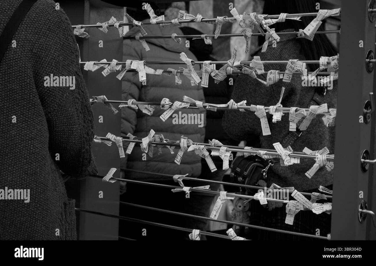 Les fortunes omikuji liées aux fils du temple Senso-ji à Asakusa, une tradition pour laisser derrière eux la malchance et inviter la bonne fortune Banque D'Images