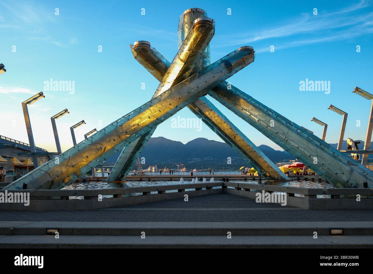 Le Chaudron olympique des Jeux olympiques d'hiver de 2010 à Vancouver, situé sur la place Jack Poole sur les rives de Coal Harbour, Vancouver, C.-B. Banque D'Images