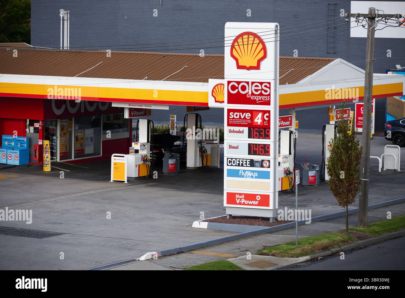 Station-service Shell, avec dépanneur Coles Express, vue d'une position surélevée Banque D'Images