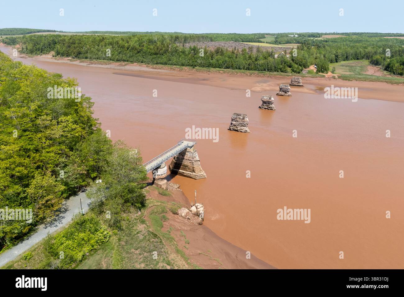 Maitland, Canada. 05 juin 2025. Les restes d'un pont de chemin de fer dans la rivière Shubenacadie (tir par drone). Crédit : Sebastian Kahnert/dpa/Alamy Live News Banque D'Images