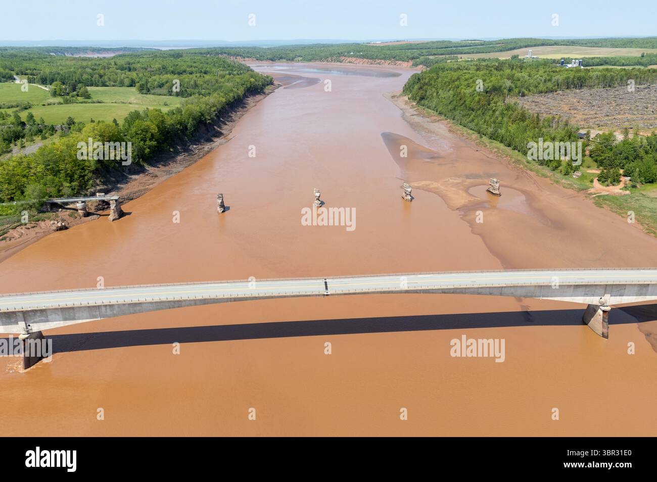 Maitland, Canada. 05 juin 2025. Le pont Clarence L. Gosse traverse la rivière Shubenacadie devant les vestiges d'un pont ferroviaire (photo prise avec un drone). Crédit : Sebastian Kahnert/dpa/Alamy Live News Banque D'Images