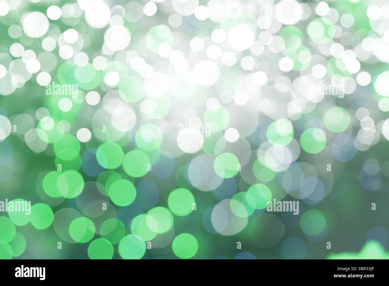 Le motif abstrait de lumières bokeh scintille dans un design plat, avec des cercles vert blanc bleu pâle Banque D'Images