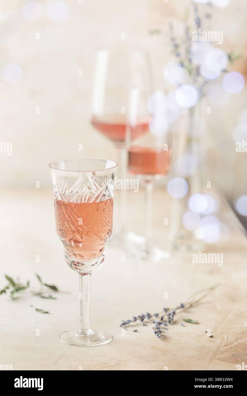 Différentes formes de verres de vin rose sur fond clair Banque D'Images