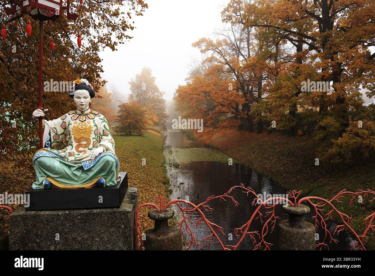Russie, Petersburg, 13 octobre 2018, Alexander Park. Sur la photo il y a une statue d'un Chinois sur le pont chinois à Tsarskoïe Selo agai Banque D'Images