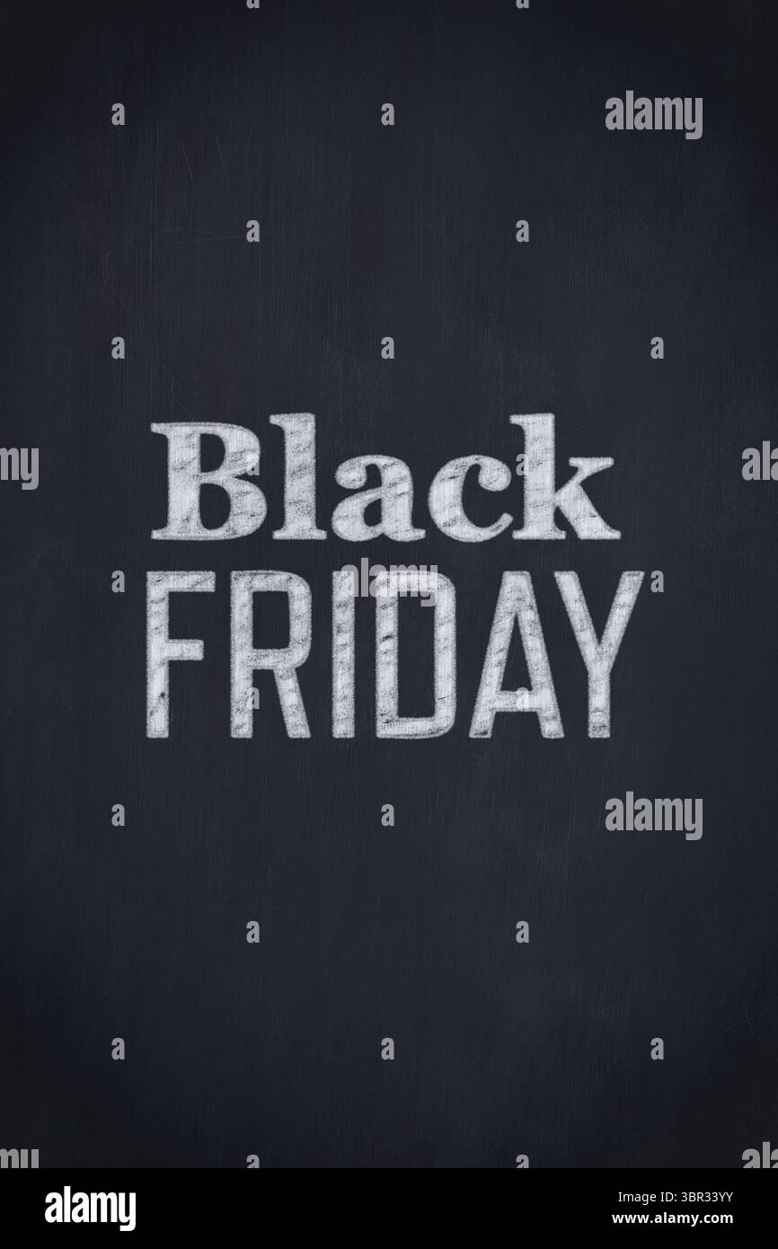 Des lettres blanches à la craie apparaissent sur le tableau noir avec de la poussière et des rayures, soulignant le Black Friday Banque D'Images