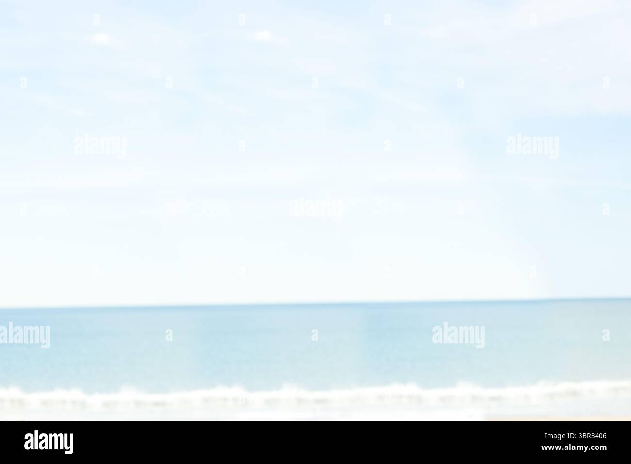 La ligne d'horizon de l'océan calme divise la mer turquoise et le ciel avec le rivage de sable dans la conception plate Banque D'Images