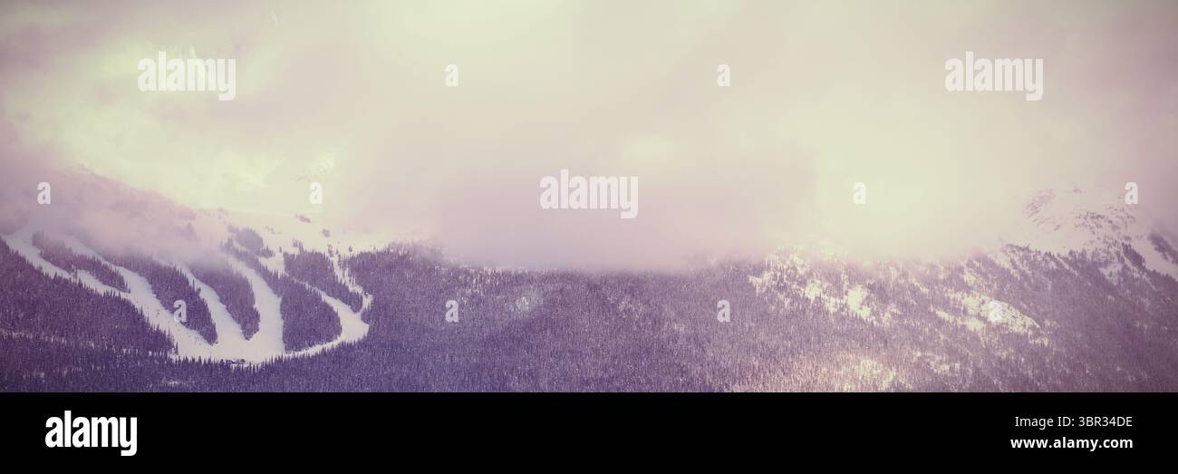 Montagne couverte de neige pendant le coucher du soleil Banque D'Images