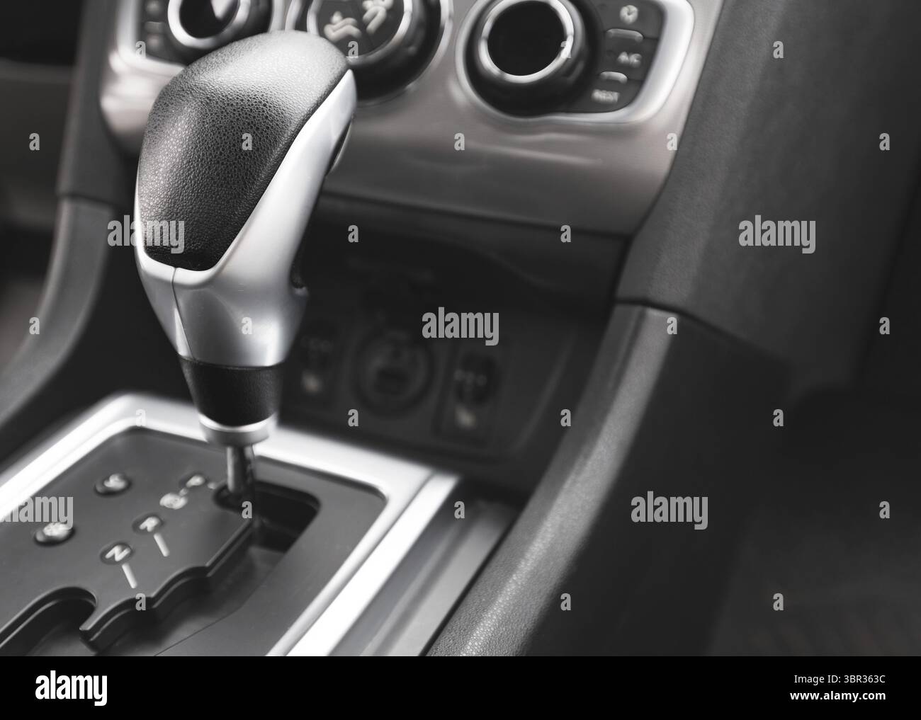 Détail d'un sélecteur de vitesse automatique dans une nouvelle voiture moderne. Intérieur de voiture moderne Banque D'Images