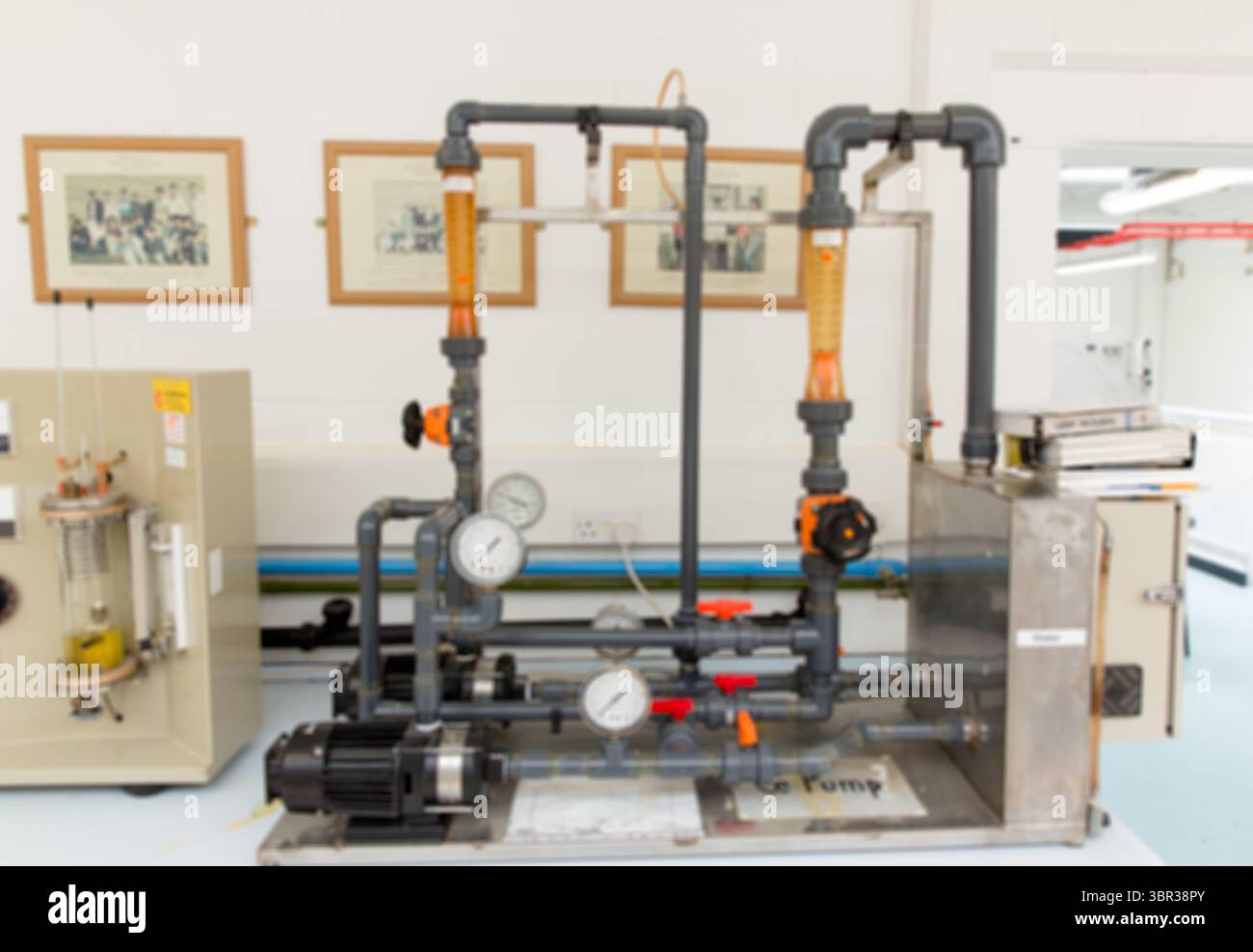 Le banc de laboratoire de conception plate est doté d'une installation de mécanique des fluides avec pompe centrifuge, tuyaux gris Banque D'Images