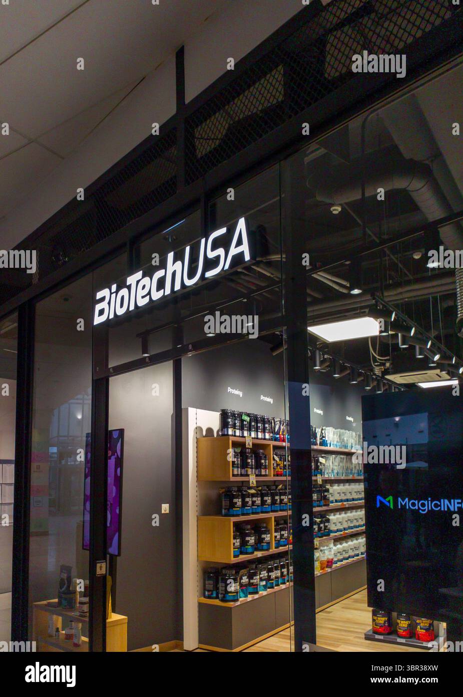 Banska Bystrica, Slovaquie - 8 juillet 2025 : panneau Biotech USA sur la façade du magasin dans le centre commercial. L'un des plus grands producteurs et distributeurs européens de Banque D'Images