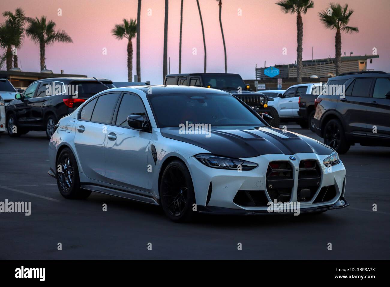 BMW M3 G80 avec un capot en fibre de carbone au coucher du soleil Banque D'Images