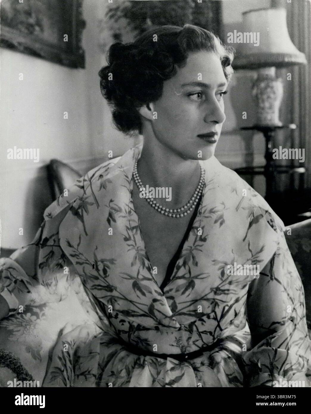 Août 1954 - Londres, Angleterre, Royaume-Uni - Un portrait de LA PRINCESSE MARGARET a été fait dans la salle du matin à Clarence House pour son 24e anniversaire le 21 août. Le photographe était C. Beaton. Princesse Margaret, est troisième en ligne pour la succession au trône. Clarence House, à deux pas du palais de Buckingham, est l'endroit où la princesse vit avec sa mère. Son Altesse Royale porte une robe en organza blanc avec un motif en violet. (Crédit image : © Keystone Pictures USA/ZUMAPRESS.com) Banque D'Images