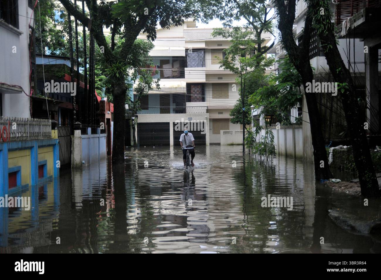 12 juillet 2020 : 12 juillet 2020 : Un cycliste de bicyclette traverse les eaux de crue dans la zone résidentielle d'Upashahar en raison de l'afflux d'eau en amont et des fortes précipitations déclenchées par la mousson au cours des derniers jours à Sylhet, Bangladesh (crédit image : © MD Rafayat Haque Khan/ZUMA Wire) Banque D'Images