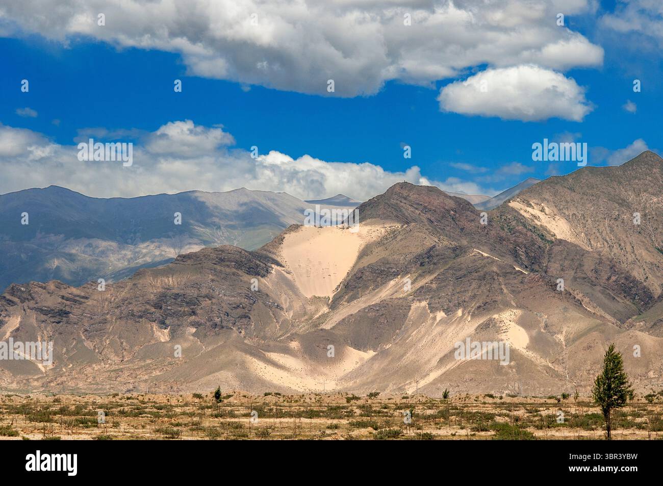 25 août 2011, Tibet, Chine : village tibétain en face de champs de céréales dans la vallée du Yarlung Tsanpo, Brahmapoutre, Tibet, Chine, Asie. Vallée de la rivière Yarlung Tsangpo Brahmaputra, entre le col de Kamba et Tsetang, préfecture de Lhoka Shannan, Tibet, Chine. (Crédit image : © Sergi Reboredo/ZUMA Wire) Banque D'Images