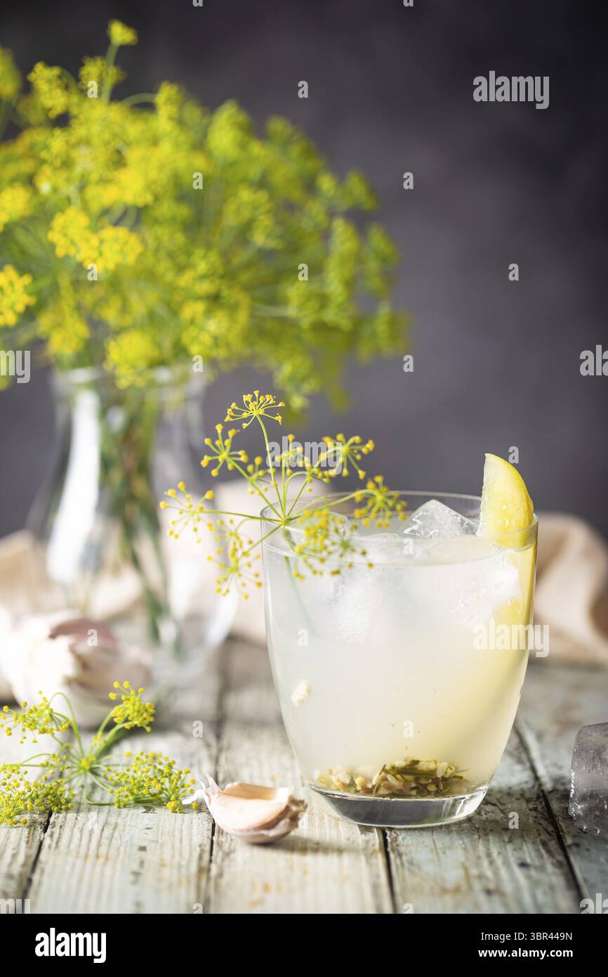 Cocktail saumure dans un verre après la gueule de bois, tradition russe Banque D'Images