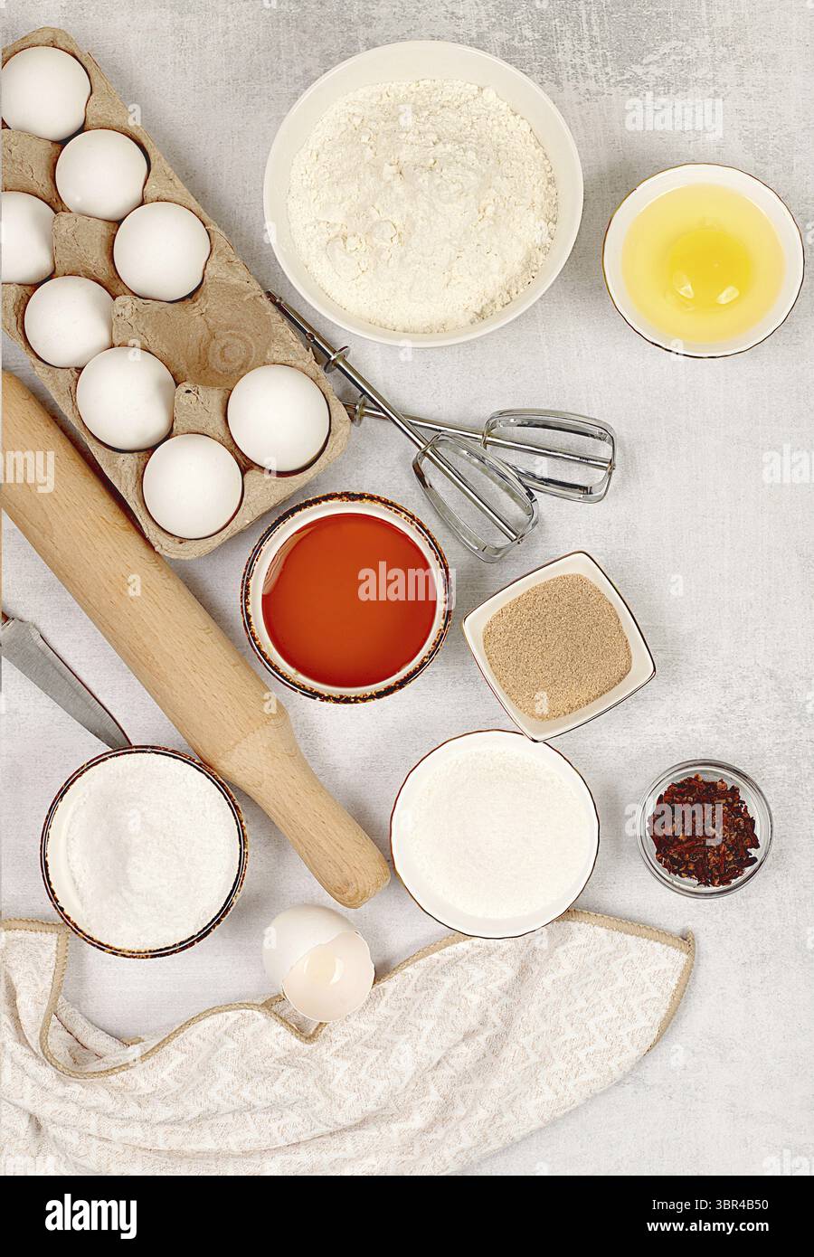 Fond de cuisine de préparation des aliments.ingrédients culinaires pour faire de la tarte et du pain, recette avec des œufs, farine, sucre, miel, cannelle, levure et butte Banque D'Images
