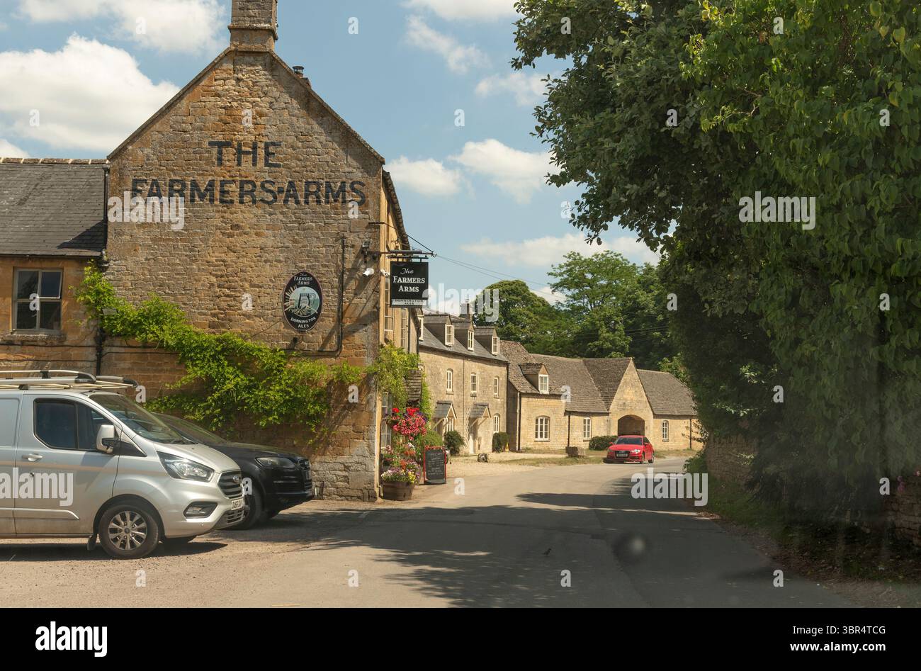 Guiting Power Cheltenham Gloucestershire Angleterre Royaume-Uni. 30.06.2025. Farmers Arms pub sur la place à Guiting Power, un village des Cotswold près de Cheltenham. Banque D'Images