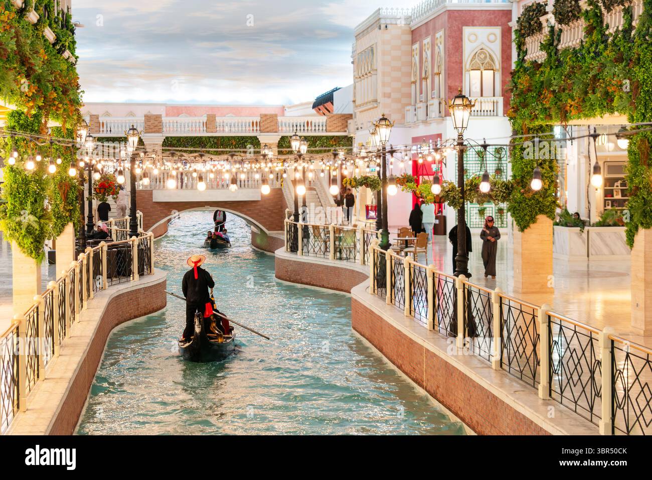 Doha, Qatar - 2 février 2025 : vue intérieure du centre commercial Villaggio Mall avec un canal intérieur sur le thème vénitien avec des gondoles et une architecture de style italien. Banque D'Images