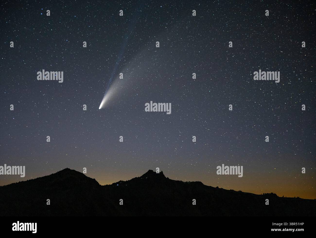 Comète rétrograde NEOWISE (C/2020 F3) découverte par la NASA le 27 mars 2020. Passant par la Terre sur un voyage orbital de 6 766 ans. 16 juillet 2020, parc national de Crater Lake, OREGON, États-Unis : la comète Neowise vue au-dessus de Crater Lake dans le parc national de Crater Lake en Oregon. Le lac a une profondeur de 1 949 pieds (594 m) à son point le plus profond, ce qui en fait le lac le plus profond des États-Unis, le deuxième lac le plus profond en Amérique du Nord. (Crédit image : © Robin Loznak/ZUMA Wire) comète rétrograde NEOWISE (C/2020 F3) découverte par la NASA le 27 mars 2020. Passant par la Terre sur un voyage orbital de 6 766 ans. Banque D'Images