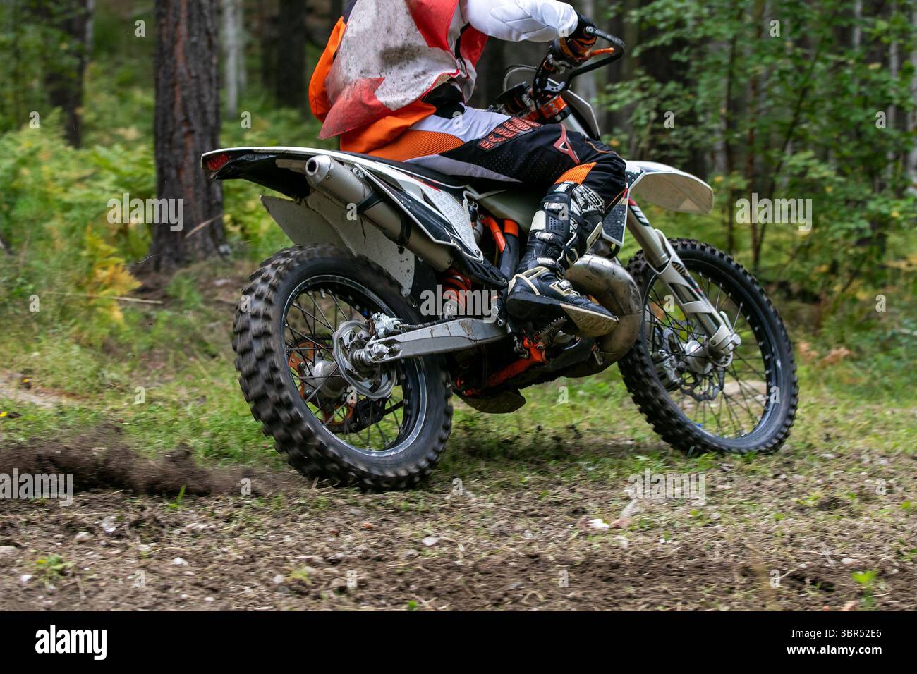Vélo enduro plan moyen lors d'une course hors route Banque D'Images