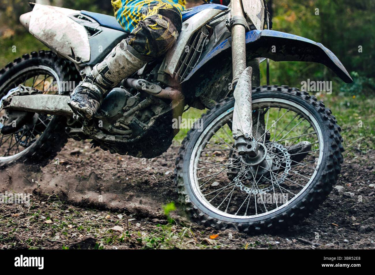 Gros plan sur un vélo enduro lors d'une course hors route Banque D'Images