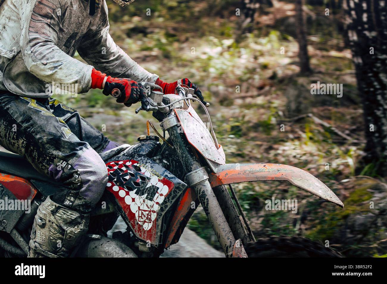 Gros plan sur un pilote enduro à vélo lors d'une course hors route Banque D'Images