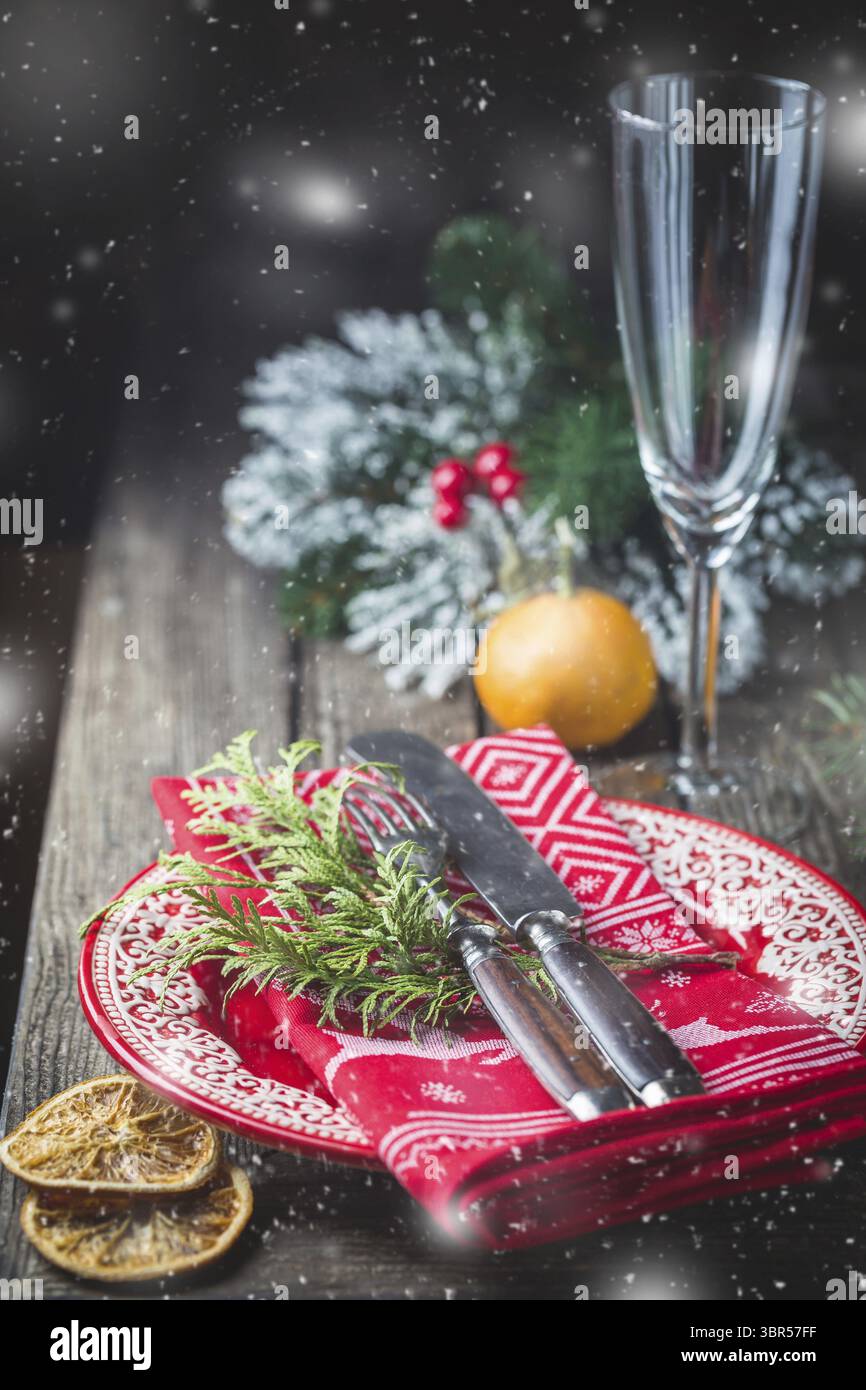 Belle table de Noël avec des décorations de Noël Banque D'Images