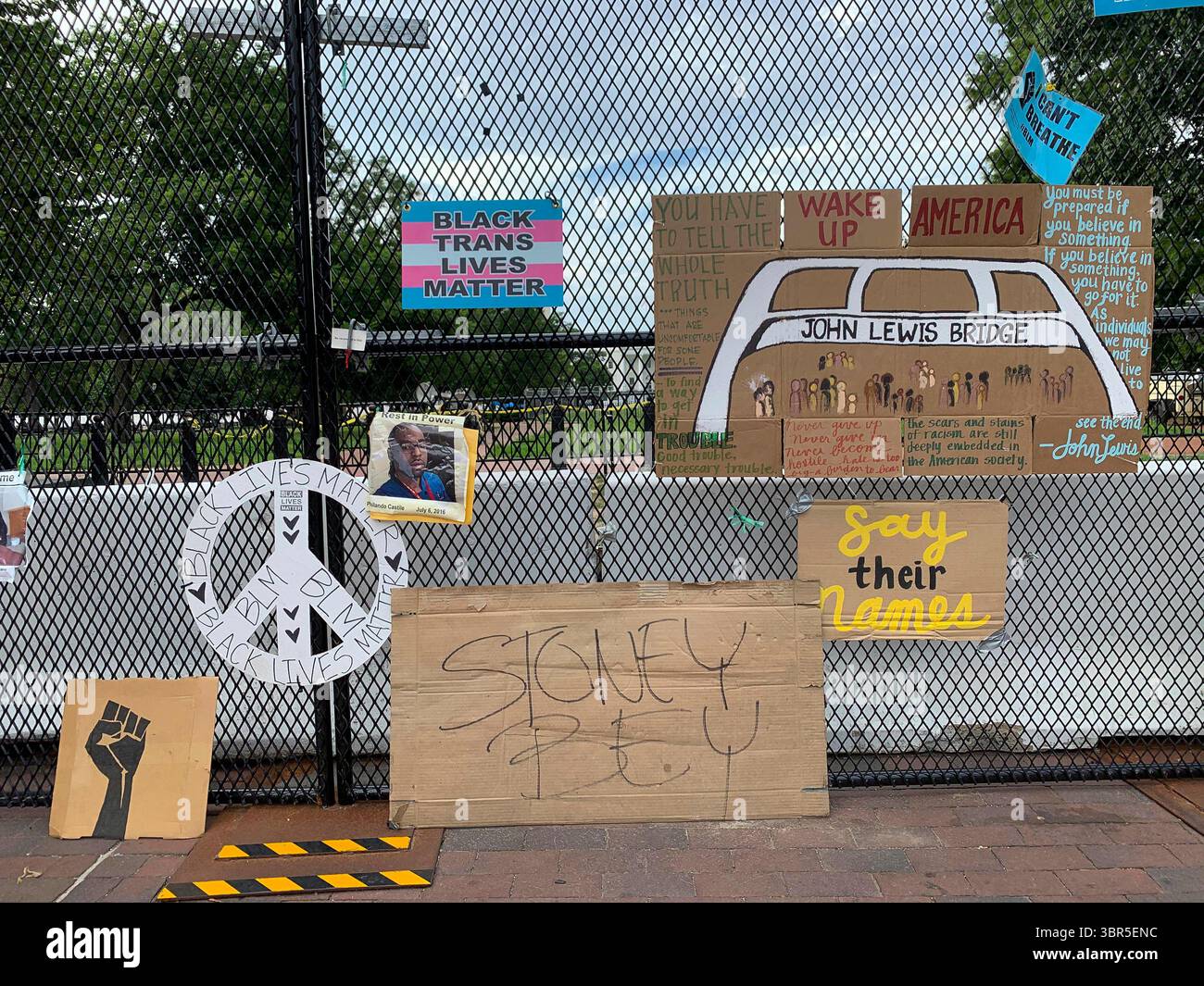 20 juillet 2020, Washington, District de Columbia, États-Unis : une affiche appelant au changement de nom du pont Edmund Pettus à Selma, Alabama en pont John Lewis est accrochée parmi les affiches Black Lives Matter sur la clôture entourant Lafayette Square. Ce parc public en face de la Maison Blanche est clôturé et fermé pour protéger la statue d'Andrew Jackson. (Crédit image : © Sue Dorfman/ZUMA Wire) Banque D'Images