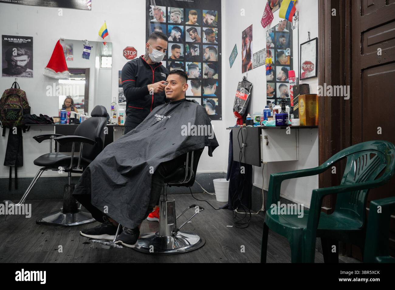 26 juillet 2020 : 27/4/2020. San JosÃÂ©. BarberÃÂ­as y salones de belleza ahora podrÃÂn funcionar durante los fines de semana como parte de la nuevas medidas anunciadas el dÃÂ­a de hoy por el ministro de Salud Daniel Salas. En la foto aparece Gabriel Hidalgo (de pie), empleado de la barberia Barbaruis, en la silla aparece Michael (sin apellido). Foto Jeffrey Zamora (crédit image : © Jeffrey Zamora/la Nacion via ZUMA Press) Banque D'Images