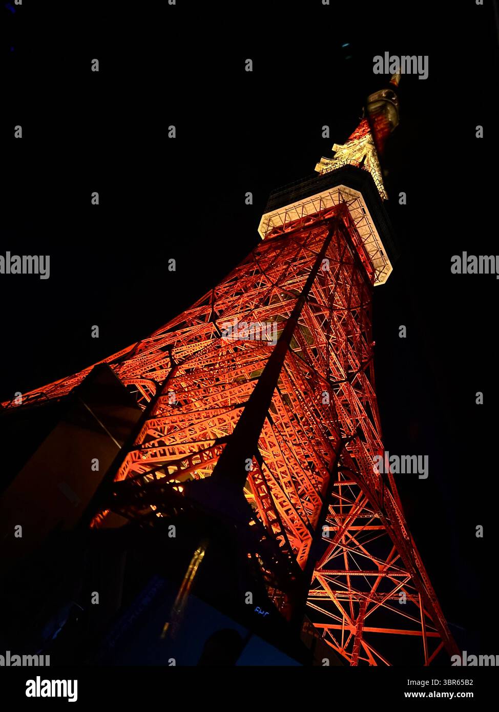 Tour de Tokyo illuminée la nuit, vue d'en bas à Minato, Tokyo, Japon. Banque D'Images