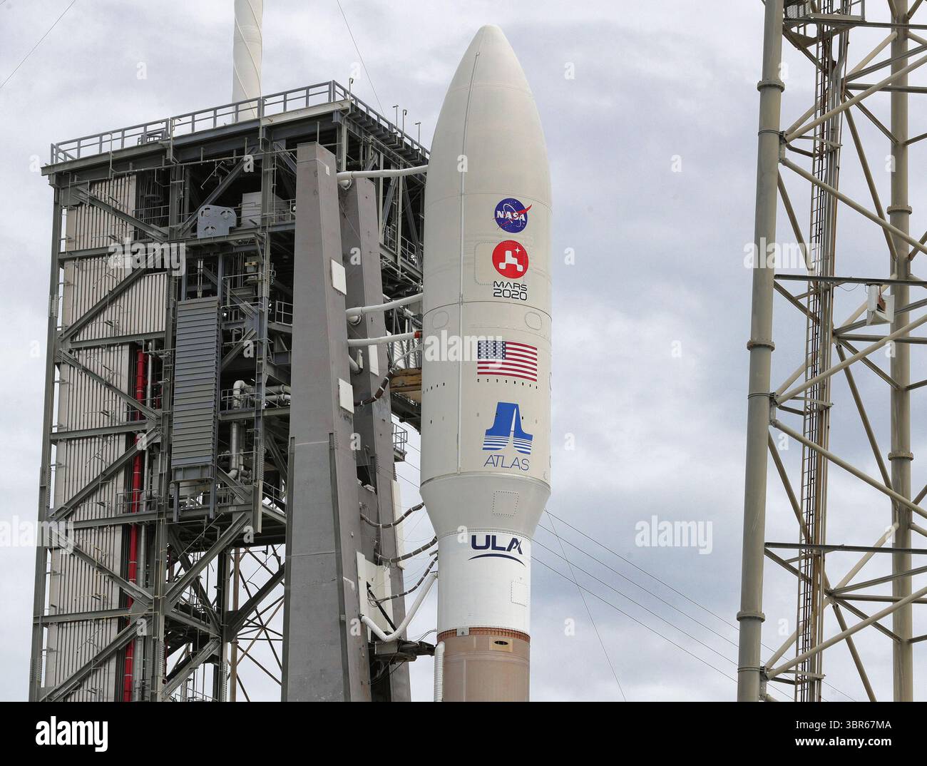 29 juillet 2020, Kennedy Space Center, Floride, États-Unis : la fusée Atlas 5 de l'United Launch Alliance transportant le rover Mars2020 est assise sur la plate-forme du Launch Complex 41 de la station aérienne de Cape Canaveral. Le lancement de la mission de rover Mars2020 « persévérance » de la NASA est prévu jeudi matin. (Crédit image : © Joe Burbank/Orlando Sentinel/TNS via ZUMA Wire) Banque D'Images
