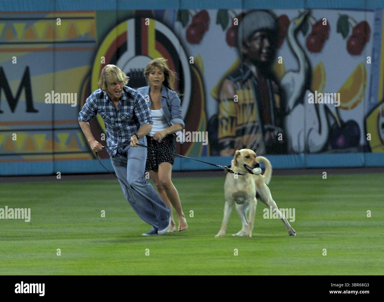 2 mai 2008, Miami, Floride, États-Unis : MIAMI- FL - 02 MAI 2008 : Jennifer Aniston et Owen Wilson filment une scène pour leur film Marley & me au match des Florida Marlins le 02 mai 2008 à Miami, Floride. ...Personnes : Jennifer Aniston ; Owen Wilson (crédit image : © SMG via ZUMA Wire) Banque D'Images