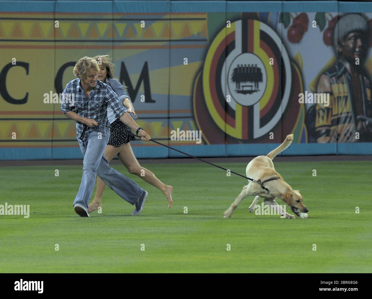 2 mai 2008, Miami, Floride, États-Unis : MIAMI- FL - 02 MAI 2008 : Jennifer Aniston et Owen Wilson filment une scène pour leur film Marley & me au match des Florida Marlins le 02 mai 2008 à Miami, Floride. ...Personnes : Jennifer Aniston ; Owen Wilson (crédit image : © SMG via ZUMA Wire) Banque D'Images