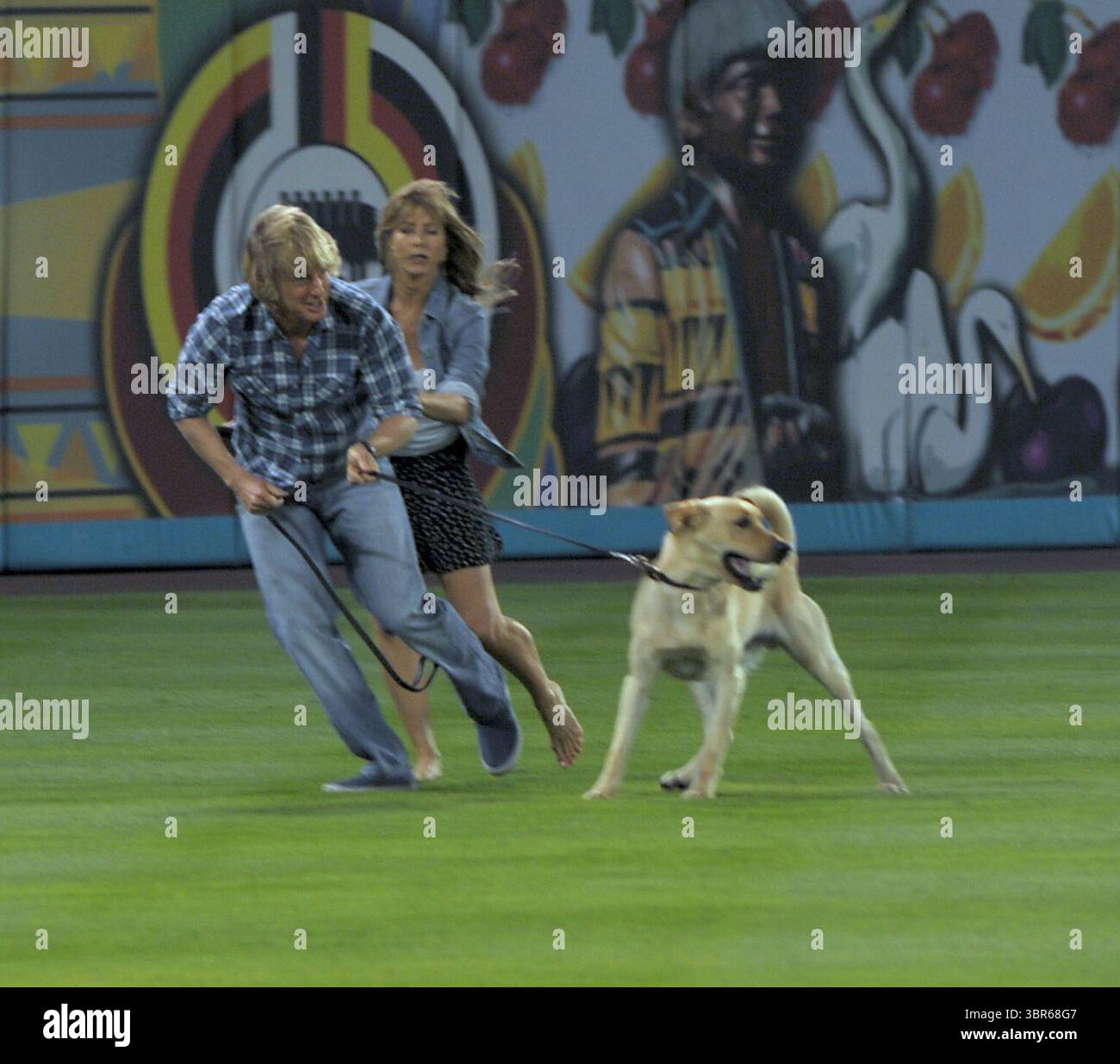 2 mai 2008, Miami, Floride, États-Unis : MIAMI- FL - 02 MAI 2008 : Jennifer Aniston et Owen Wilson filment une scène pour leur film Marley & me au match des Florida Marlins le 02 mai 2008 à Miami, Floride. ...Personnes : Jennifer Aniston ; Owen Wilson (crédit image : © SMG via ZUMA Wire) Banque D'Images