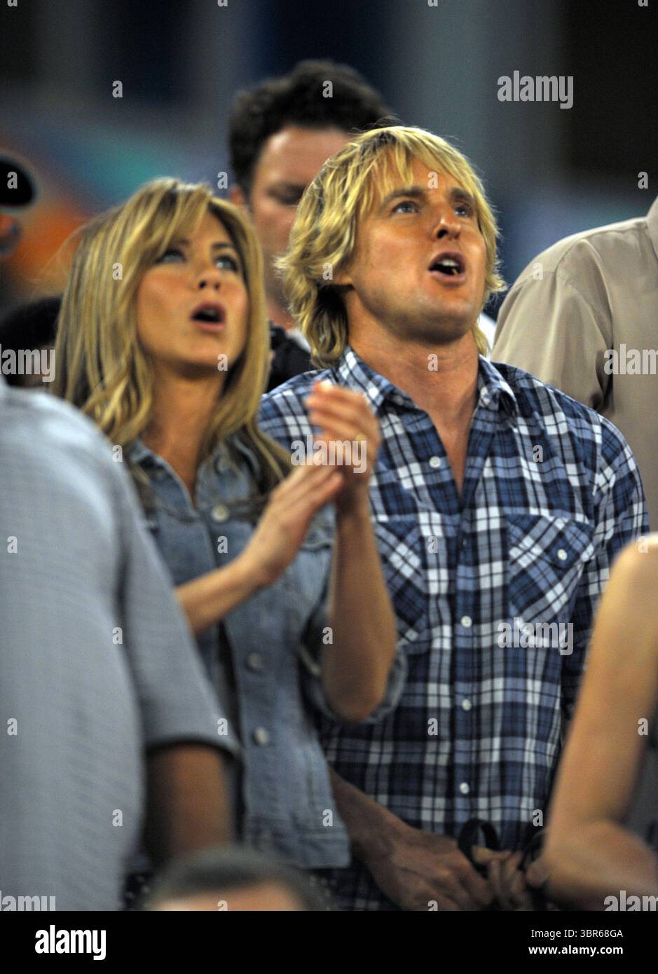 2 mai 2008, Miami, Floride, États-Unis : MIAMI- FL - 02 MAI 2008 : Jennifer Aniston et Owen Wilson filment une scène pour leur film Marley & me au match des Florida Marlins le 02 mai 2008 à Miami, Floride. ...Personnes : Jennifer Aniston ; Owen Wilson (crédit image : © SMG via ZUMA Wire) Banque D'Images