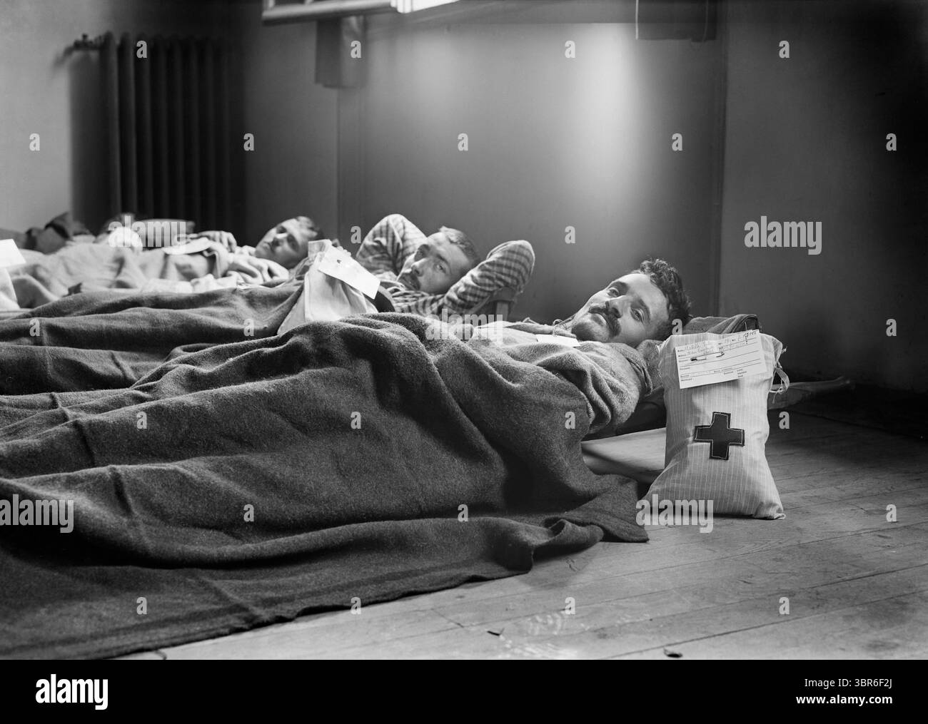 2 avril 2020, Neuilly, France : soldats français à l'hôpital militaire américain n° 1, soutenus par la Croix-Rouge américaine, attendant d'être mis au lit, Neuilly, France, Lewis Wickes Hine, Collection de photographies de la Croix-Rouge nationale américaine, juin 1918 (image crédit : © JT Vintage/Glasshouse via ZUMA Wire) Banque D'Images