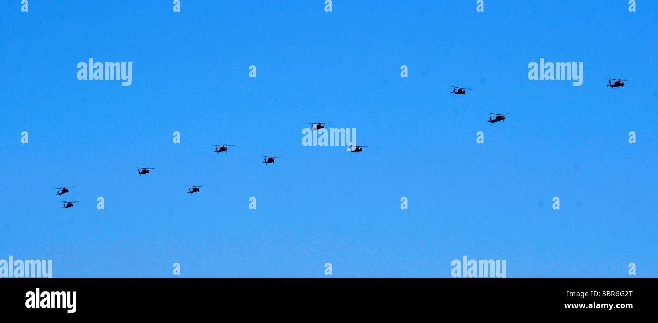 Près de deux douzaines d'hélicoptères Blackhawk et Apache ont survolé la côte au-dessus de la jetée de Santa Monica en direction de Los Angeles dans le cadre d'un exercice d'entraînement mardi, Santa Monica CA/USA le 31 juillet 2020..les 22 hélicoptères de la 25th combat Aviation Brigade étaient en route vers l'aéroport John Wayne de Fort Irwin à San Diego lors d'un exercice qui a nécessité un arrêt pour faire le plein, selon l'aéroport. (Crédit image : © Gene Blevins/ZUMA Wire) Banque D'Images