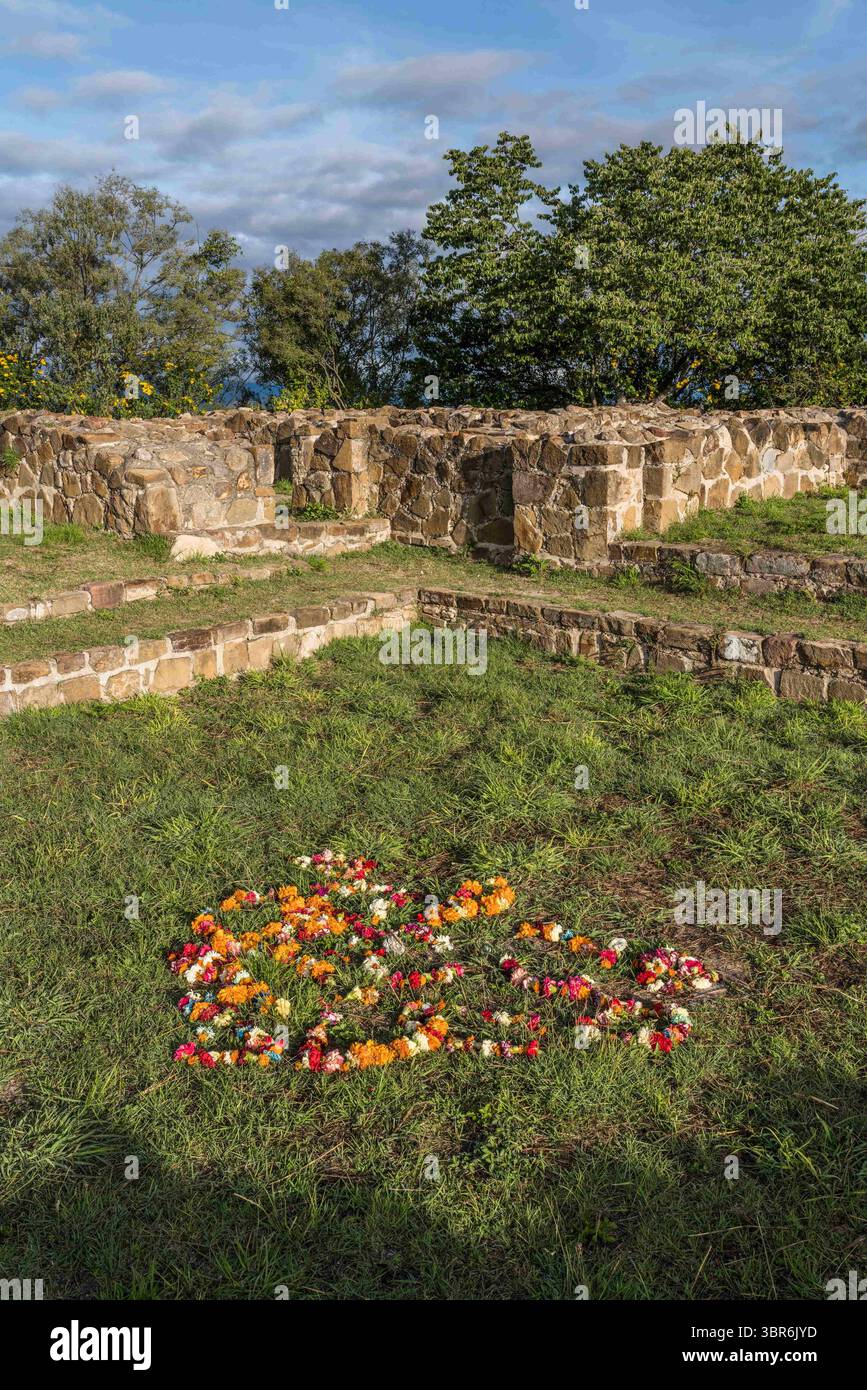 29 octobre 2018, Santa Cruz Xoxocotlan, Oaxaca, Mexique : fleurs étalées sur le sol sur les tombes 103, 110, 112 et une autre tombe non numérotée. Un site classé au patrimoine mondial de l'UNESCO. (Crédit image : © Jon G. Fuller/VW pics via ZUMA Wire) Banque D'Images