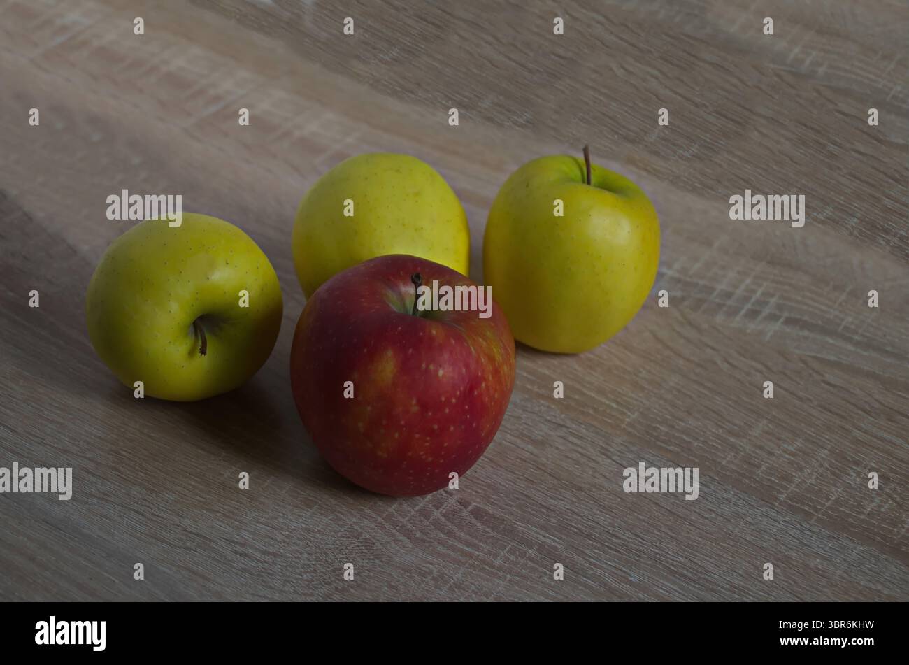 Groupe de pommes de fruits frais prêts à la consommation directe et à la transformation, peut être utilisé comme arrière-plan, Sofia, Bulgarie Banque D'Images