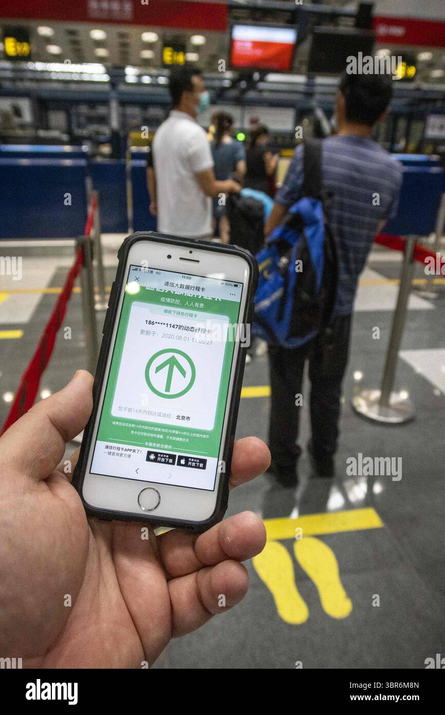 Août 1, 2020, Pékin, Hebei, Chine : application smartphone qui permettent d'entrer dans l'avion vu sur l'écran du téléphone à la zone d'enregistrement de l'aéroport national de Pékin, Chine le 01/08/2020 App montre la zone où le passager a été au cours des 14 derniers jours. Il montre la flèche verte seulement si le voyageur n'a pas visité la zone la plus risquée où le coronavirus se propage rapidement. Il y a deux villes en Chine en ce moment (Dalian et Urumqi) visitant qui ne permet pas de voyager sans quarantaine. Par Wiktor Dabkowski (crédit image : © Wiktor Dabkowski/ZUMA Wire) Banque D'Images