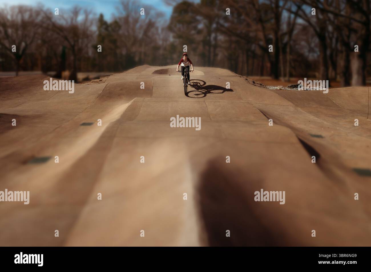 Vélo d'équitation fille dans Bike Park Banque D'Images