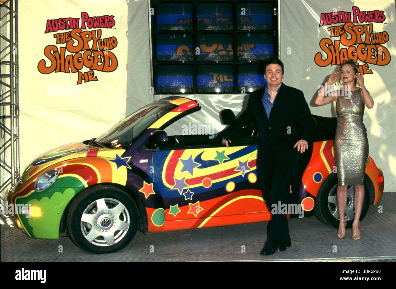 12 mai 1999 - K15649FB 05/15/99.52ÈME FESTIVAL DU FILM DE CANNES.MIKE MYERS & HEATHER GRAHAM.''AUSTIN POWERS : L'ESPION QUI M'A BAFOUÉ''.PLANET HOLLYWOOD CANNES. FITZROY BARRETT/ 1999 (crédit image : © Fitzroy Berrett/ZUMA Wire) Banque D'Images