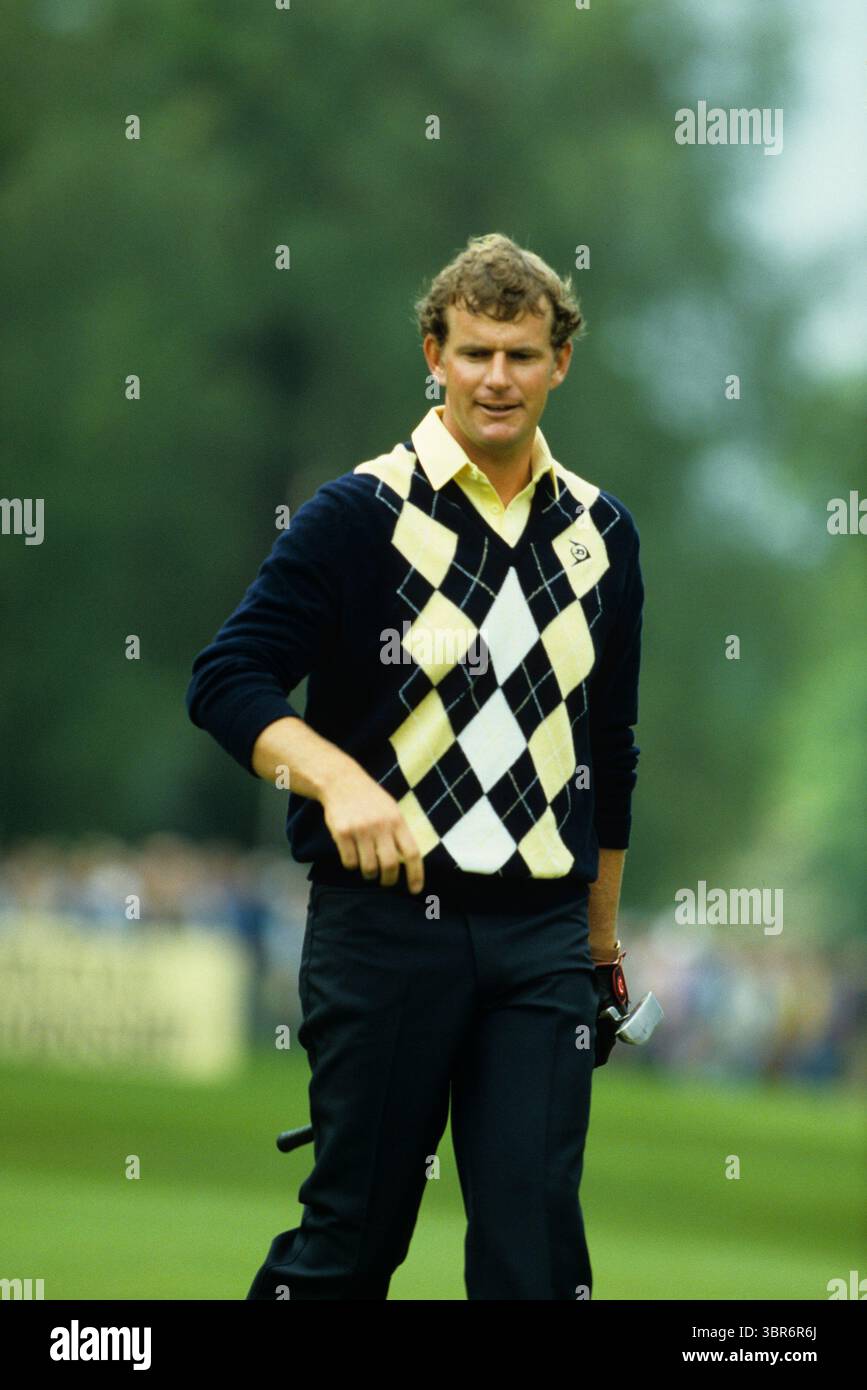Sandy Lyle 1985 PGA Championship photo Mark Newcombe Sandy Lyle est une golfeuse professionnelle écossaise née en 1958 en Écosse. Parmi les faits marquants de sa carrière, Lyle a remporté l'Open Championship 1985 et le Masters Tournament 1988, le premier Britannique à porter l'emblématique veste verte. Lyle reste une figure respectée dans les cercles de golf, contribuant à la fois en tant que joueur et en tant que capitaine dans diverses compétitions. Banque D'Images