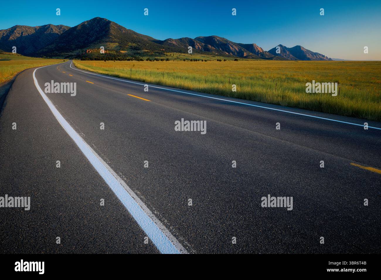Route de campagne menant dans les montagnes Banque D'Images