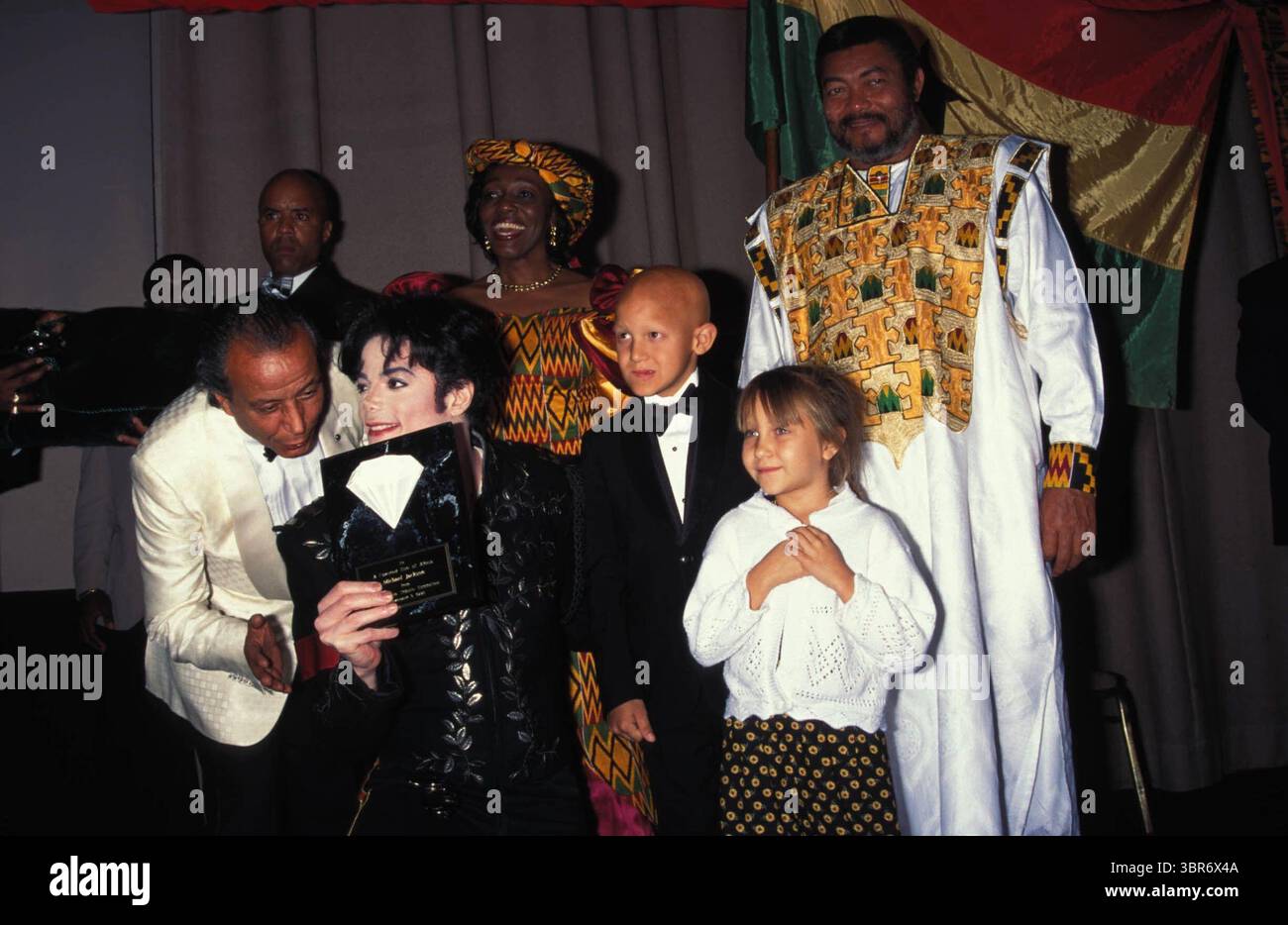 K2999FB.GHANA BANQUET HOMMAGE.PRÉSIDENT RAWLINGS, PREMIÈRE DAME, MICHAEL JACKSON, BIJAN.PHOTO PAR FITZROY BARRETT/GLOBE PHOTOS INC.MICHAEL JACKSON AVEC DES ENFANTS.MICHAELJACKSONWITHCHILDREN (CRÉDIT IMAGE : © FITZROY BERRETT/ZUMA WIRE) Banque D'Images