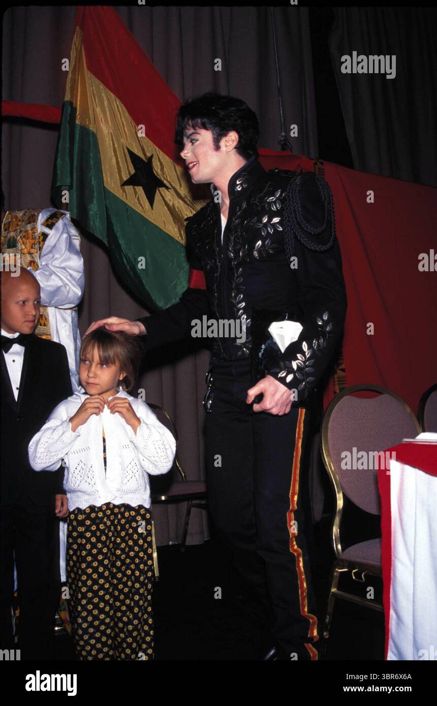 K2999FB.GHANA HOMMAGE BANQUET.PHOTO PAR FITZROY BARRETT/GLOBE PHOTOS INC.MICHAEL JACKSON AVEC LES ENFANTS.MICHAELJACKSONWITHCHILDREN (IMAGE CRÉDIT : © FITZROY BERRETT/ZUMA WIRE) Banque D'Images