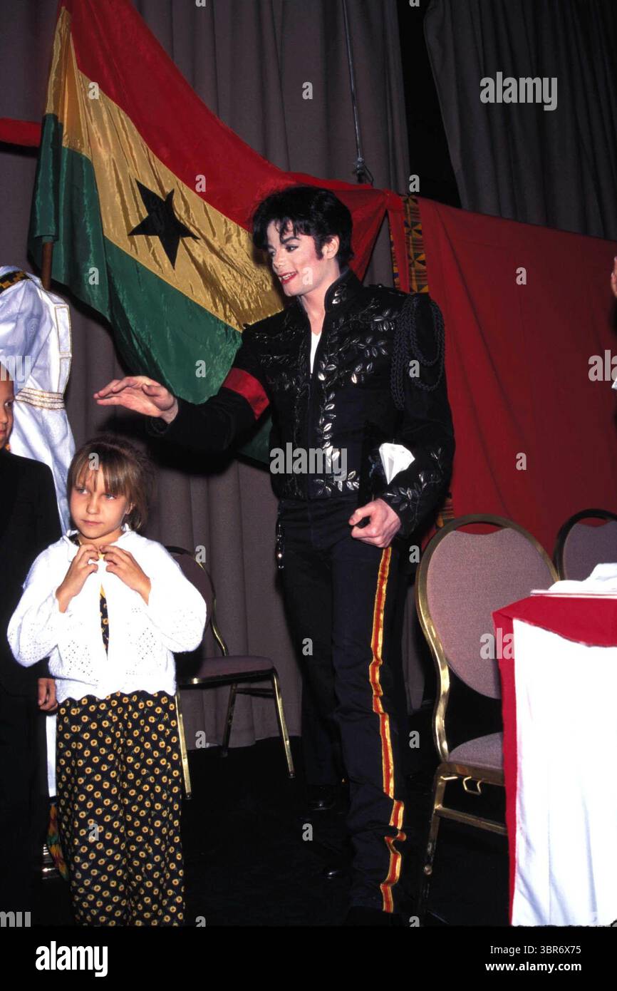 K2999FB.GHANA HOMMAGE BANQUET.PHOTO PAR FITZROY BARRETT/GLOBE PHOTOS INC.MICHAEL JACKSON AVEC LES ENFANTS.MICHAELJACKSONWITHCHILDREN (IMAGE CRÉDIT : © FITZROY BERRETT/ZUMA WIRE) Banque D'Images