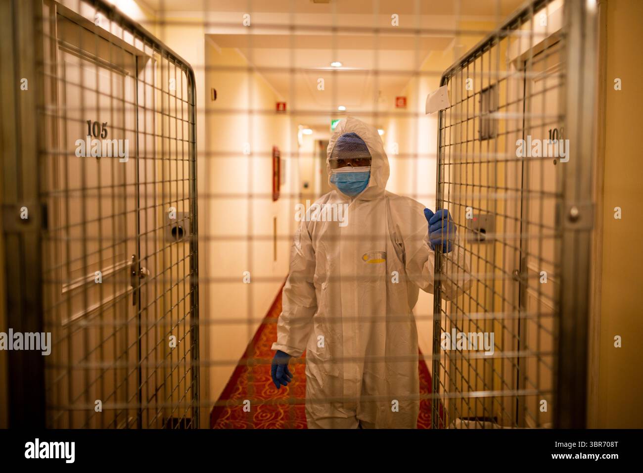 6 avril 2020, Rome, Rome, Italie : en raison du nombre élevé de personnes infectées, l'hôpital Covid2 de Rome transfère les patients moins graves à l'hôtel Courtyard by Marriott Luxury. Dans les couloirs de l’hôtel infectés par le passage de patients positifs, un préposé transporte un chariot de draps propres et aseptisés. (Crédit image : © Luigi Avantaggiato/ZUMA Wire) Banque D'Images